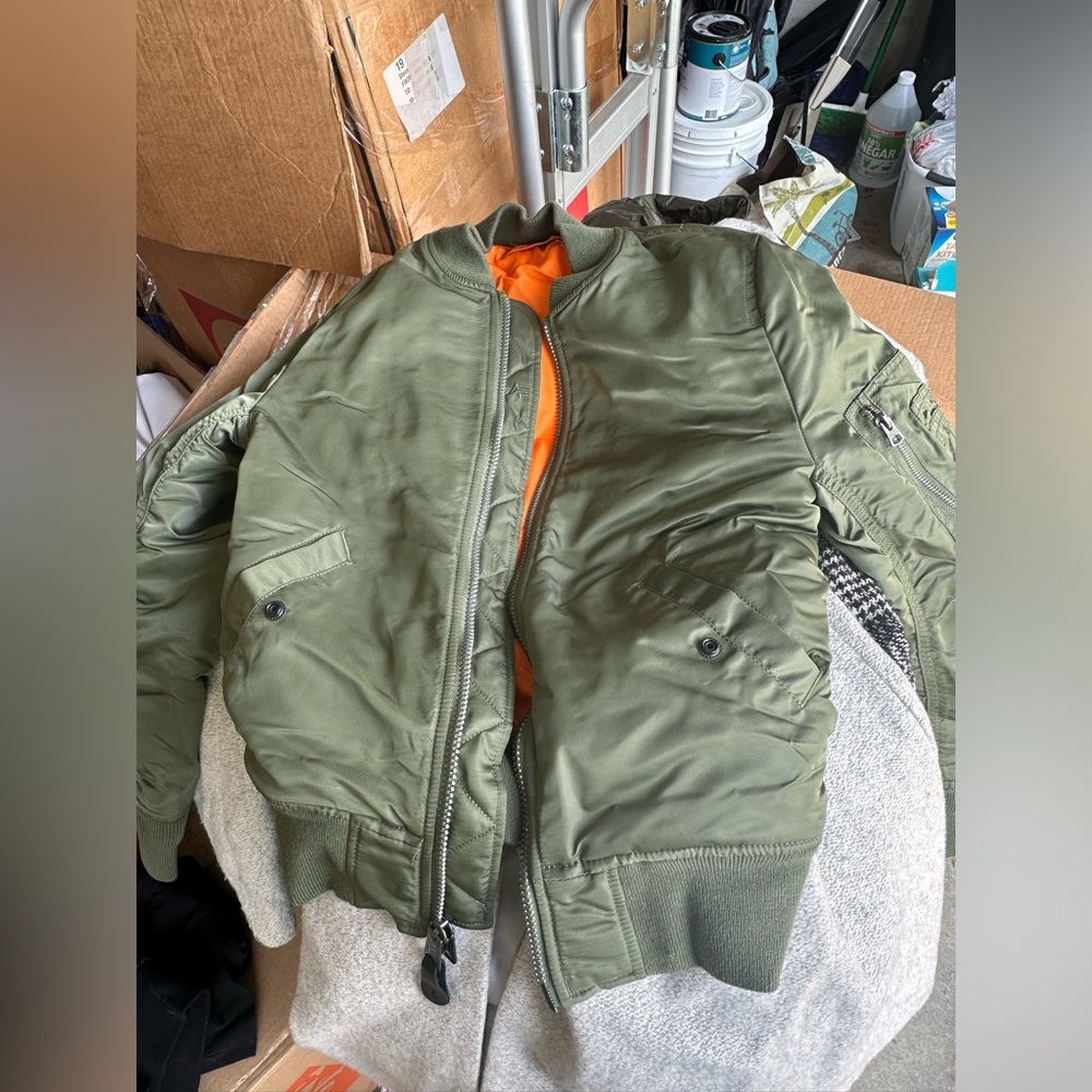 STYLISH GREEN BOMBER JACKET SIZE SMALL!!